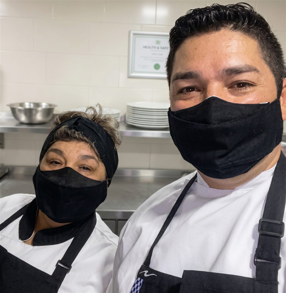 William y Gloria en la cocina de Al Punto Tasty Food